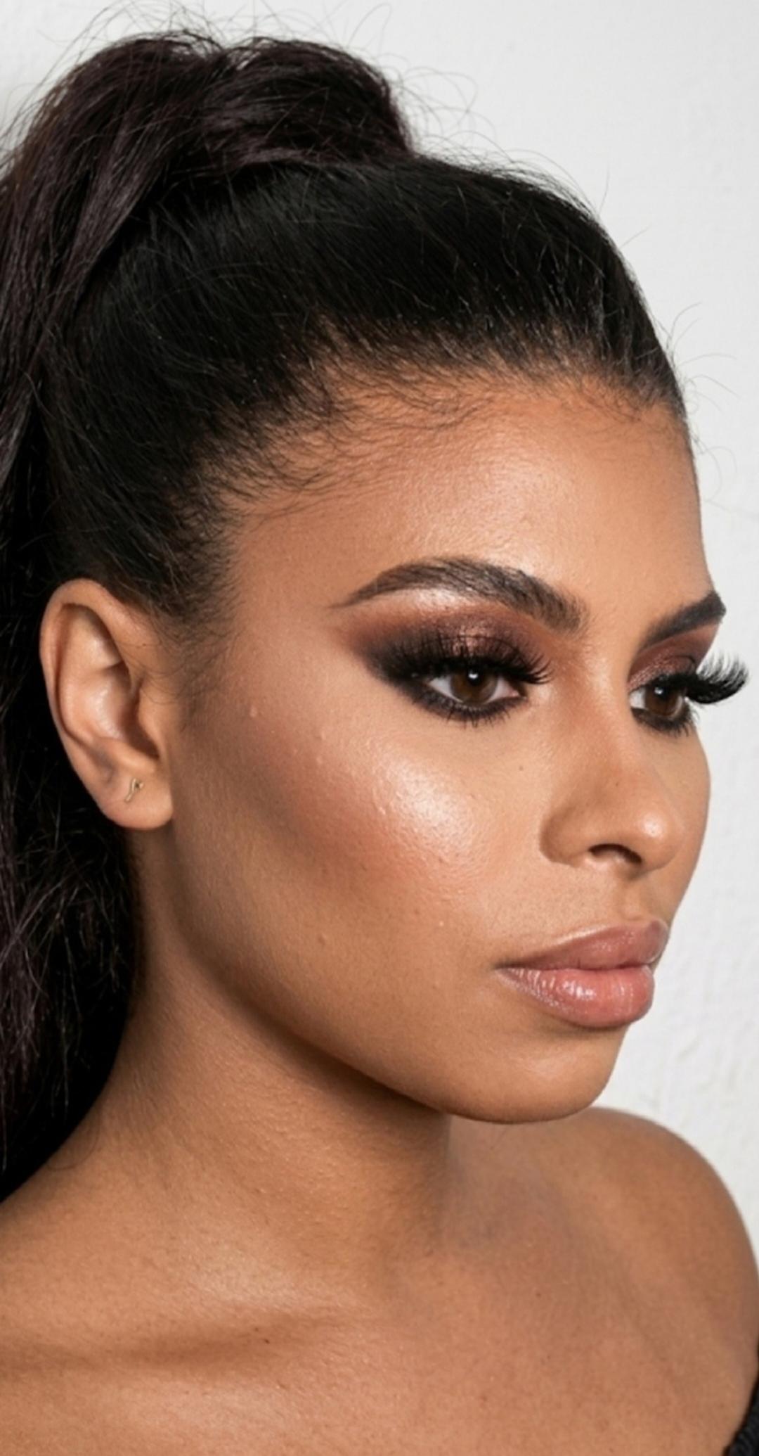 Maquillaje glam con ojo ahumado